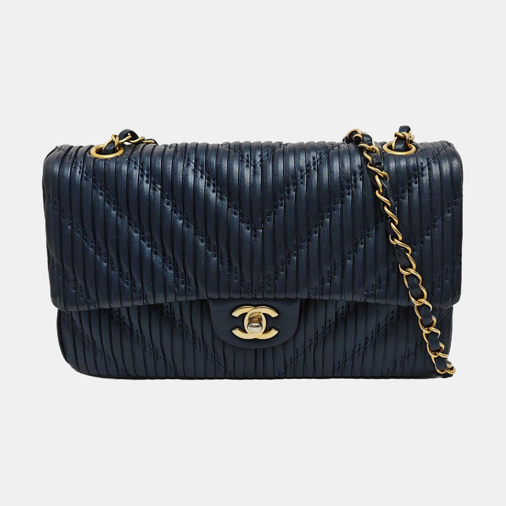 Authenticated pre-owned  CLASSIC FLAP Medium Chevron, Quilted Lambskin Blue - Crossbody Bag at Looply