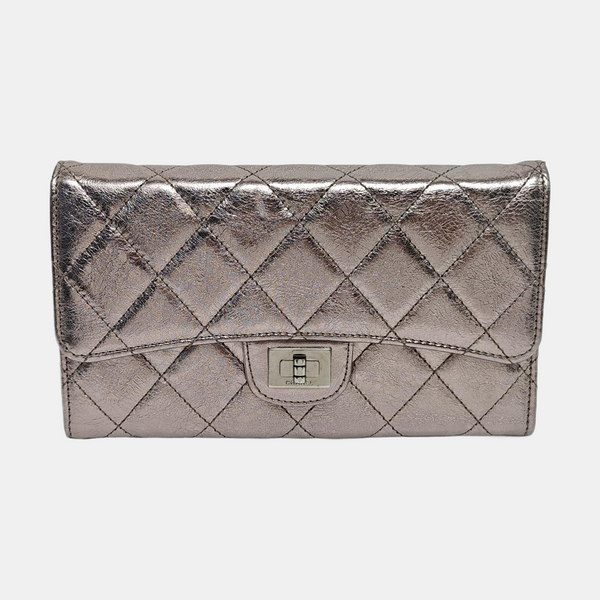 2.55 Cartera plateada de piel de becerro acolchada