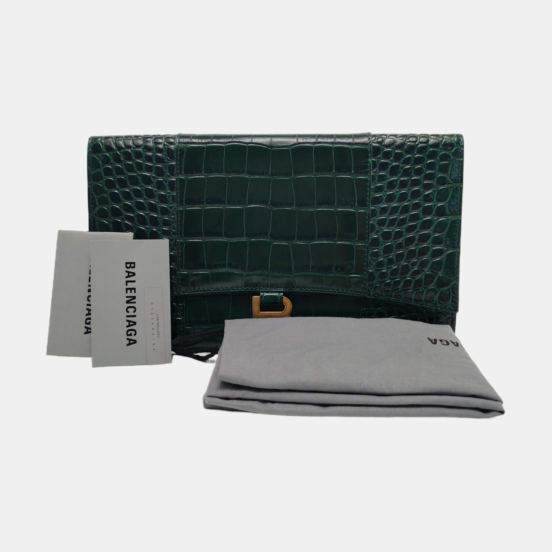 Authenticated pre-owned  Hourglass Calfskin Green - Clutch at Looply