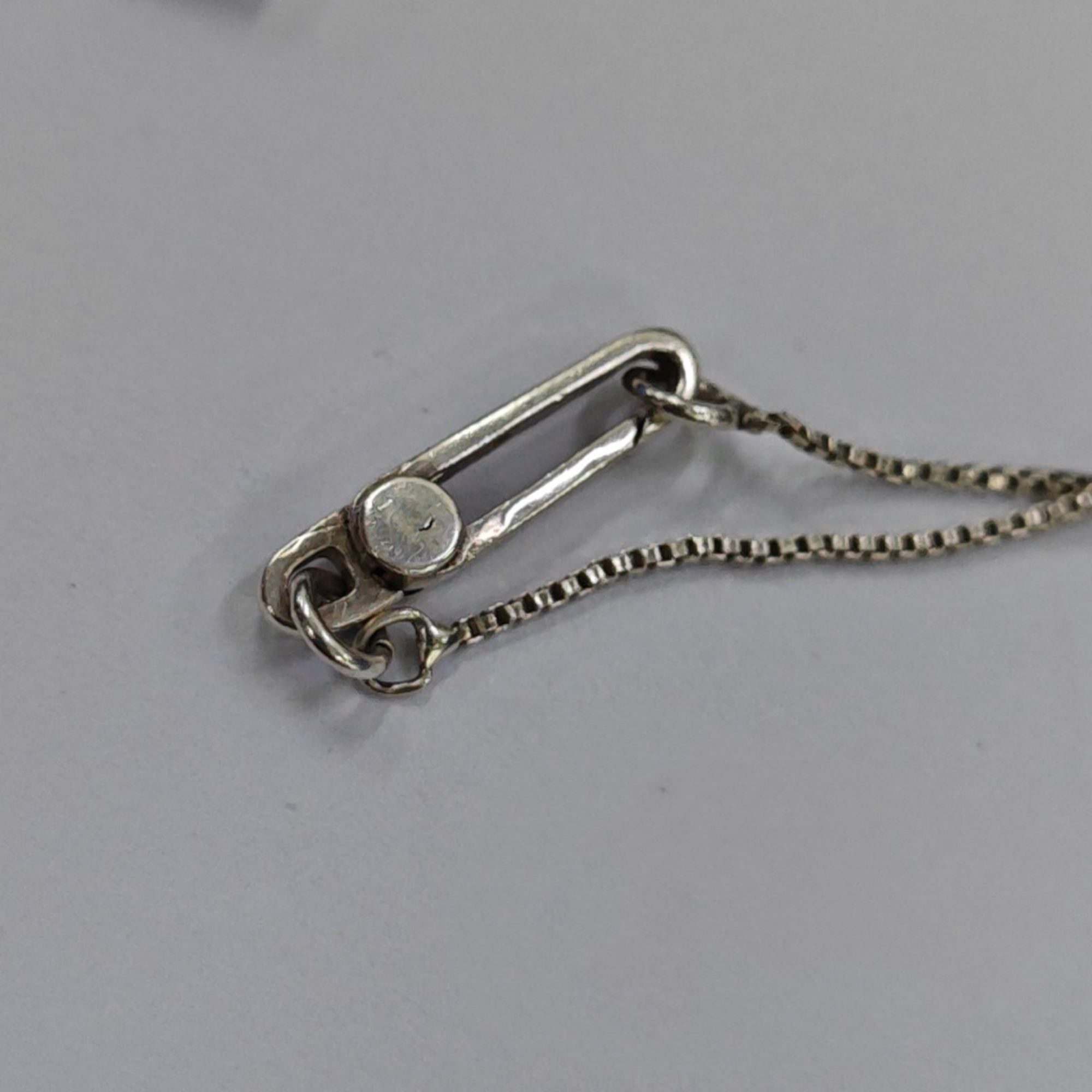 Collar de plata de metal