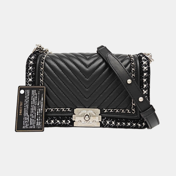 BOY CHANEL Medium Chevron Calfskin Black
