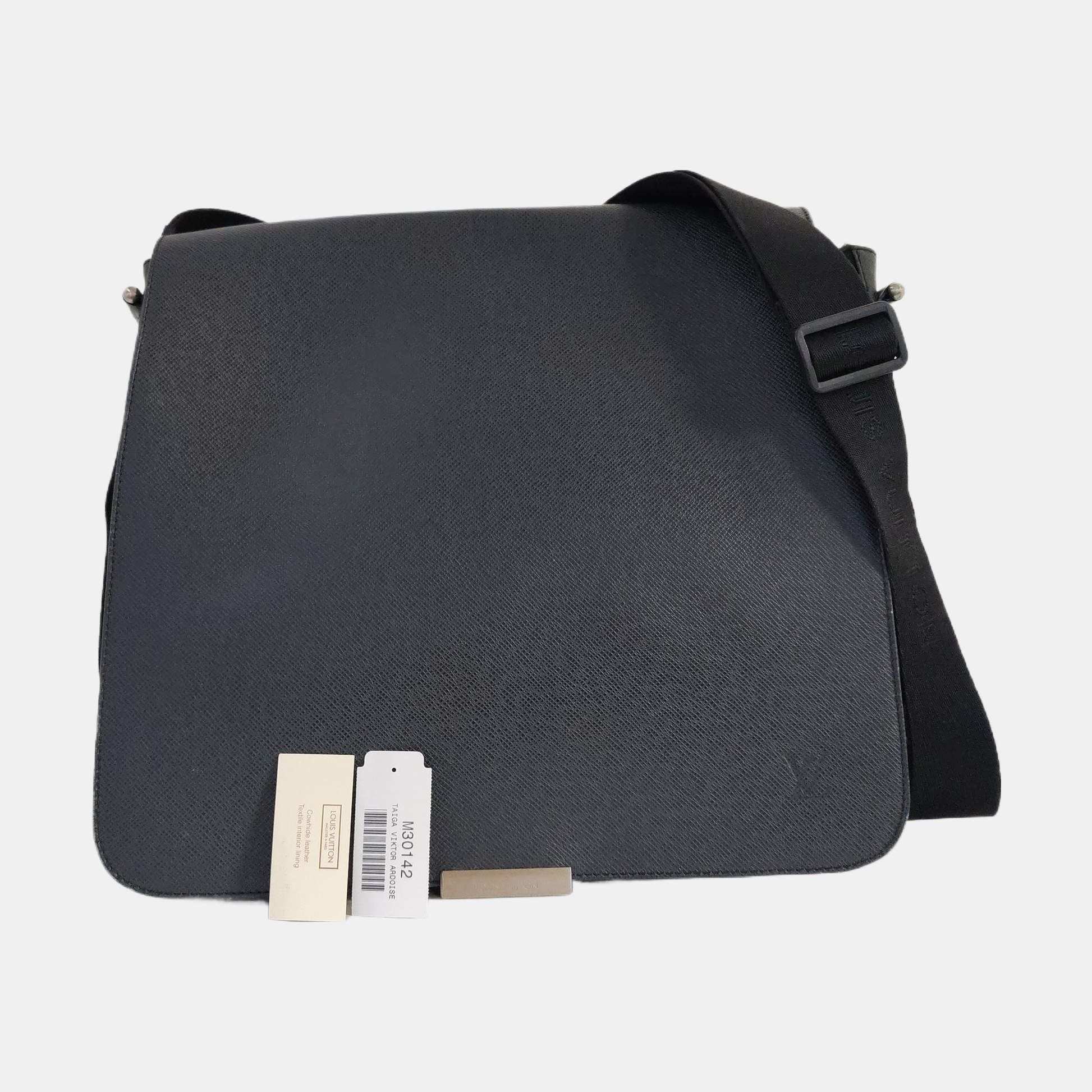 VIKTOR Calfskin Black