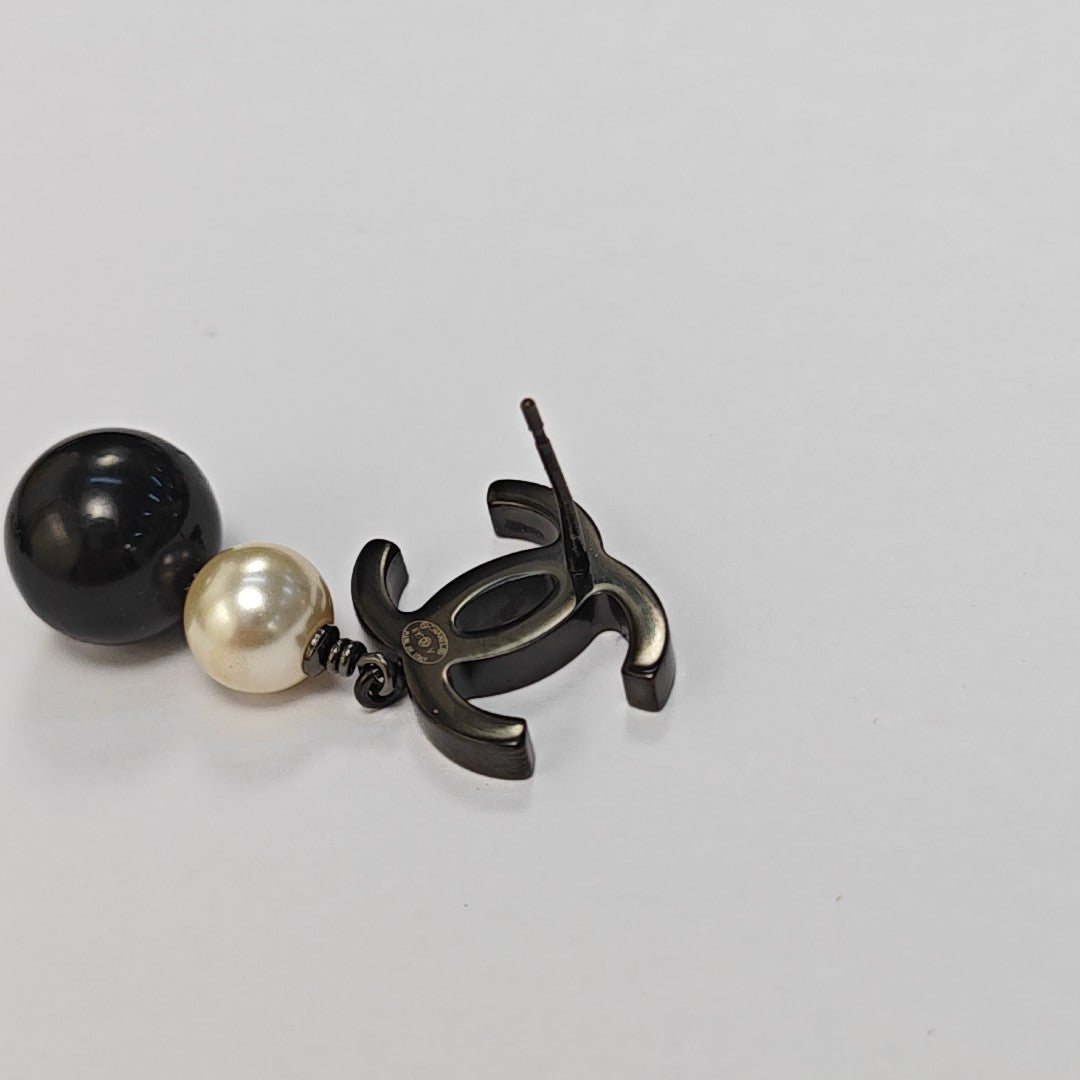 CC Logo Metal Black Earrings