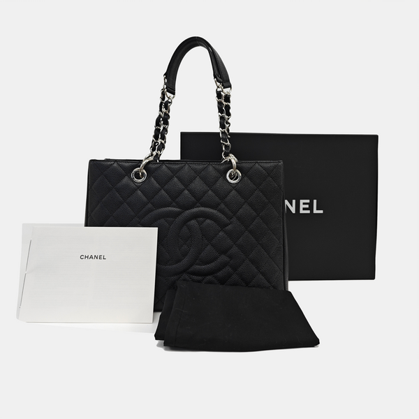 CHANEL GST Grande Piel de Becerro Granulada Acolchada Negra