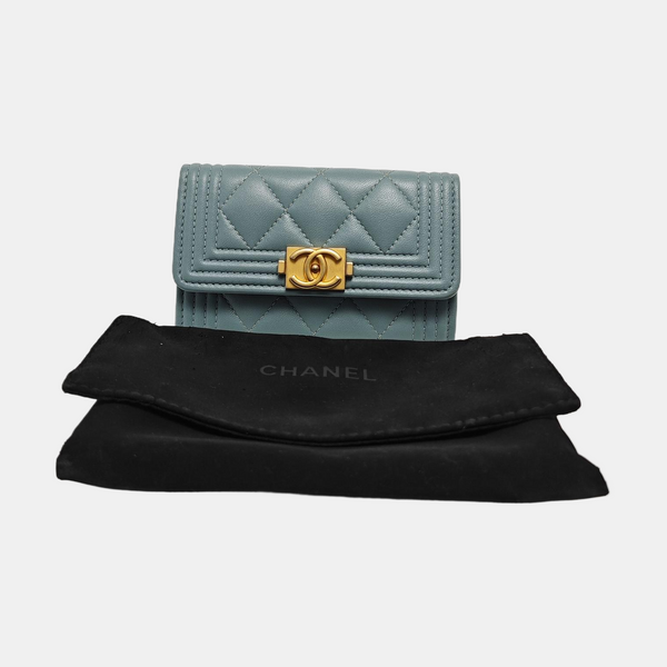 Tarjetero BOY CHANEL acolchado de piel de cordero azul
