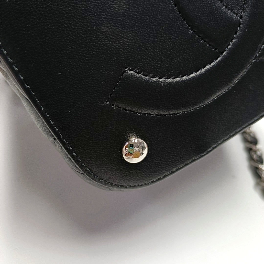 Authenticated pre-owned  VANITY CASE Quilted Lambskin Black - Shoulder Bag at Looply