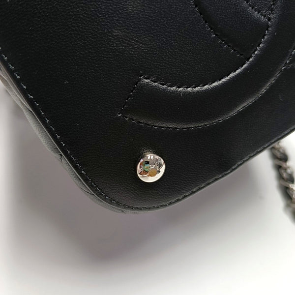 Authenticated pre-owned  VANITY CASE Quilted Lambskin Black - Shoulder Bag at Looply