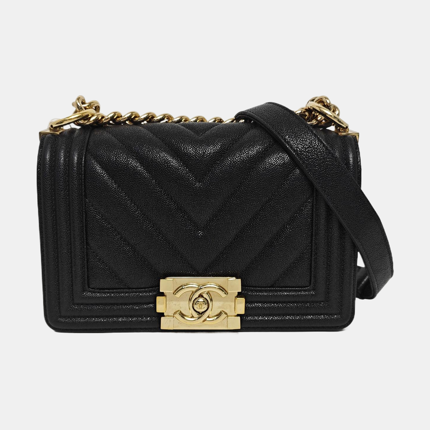 BOY CHANEL Chevron, Piel de becerro graneada acolchada negra