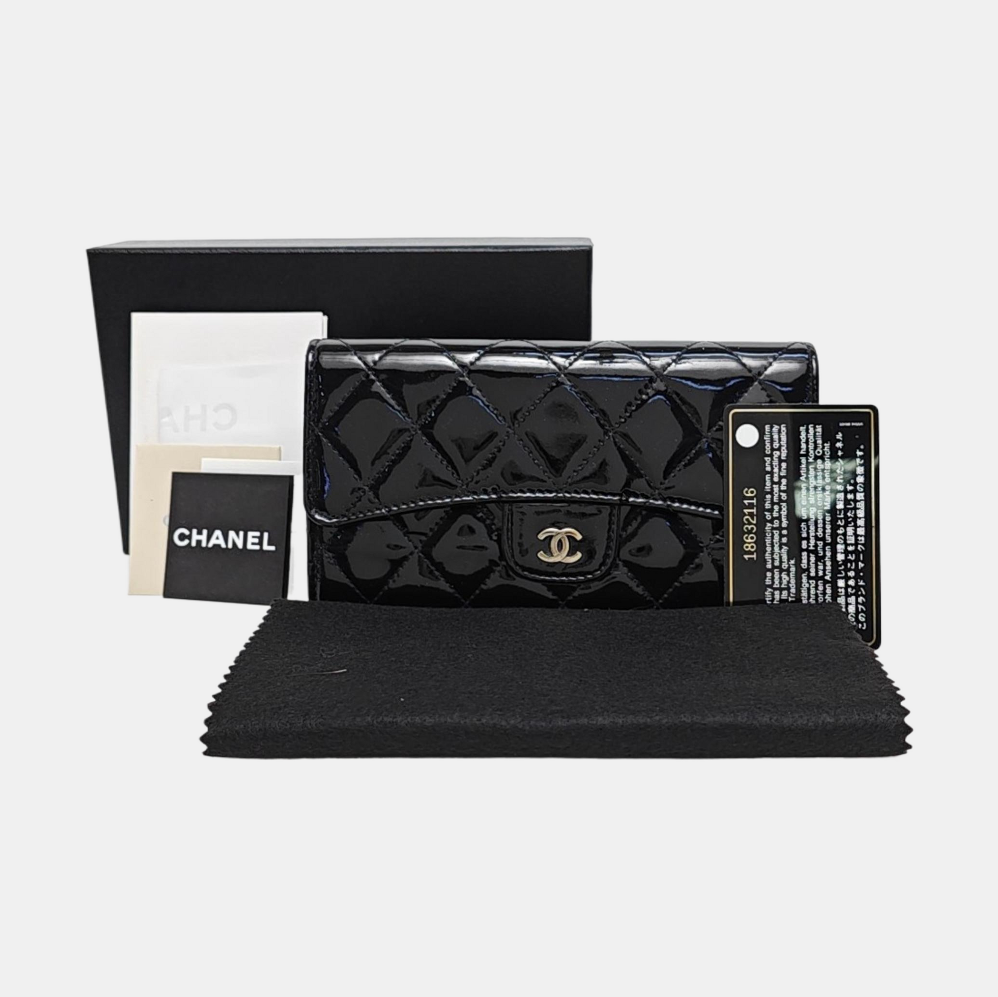 Cartera negra de piel charol acolchada CLASSIC FLAP