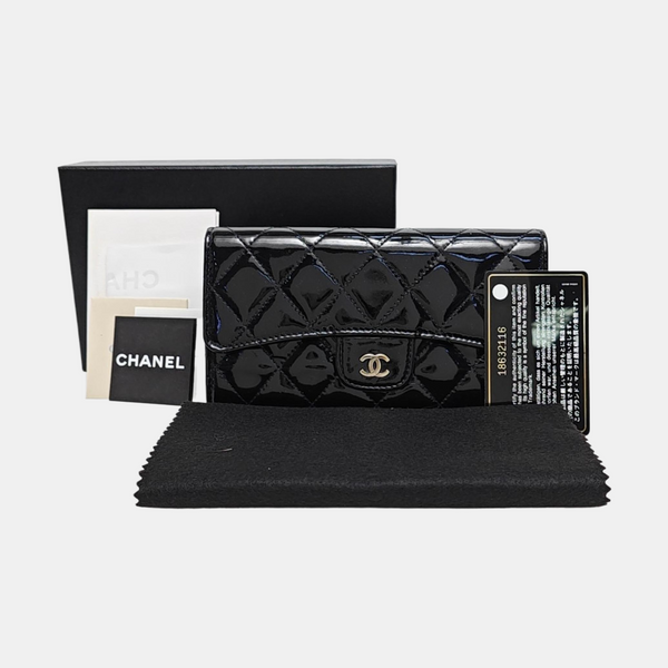 Cartera negra de piel charol acolchada CLASSIC FLAP