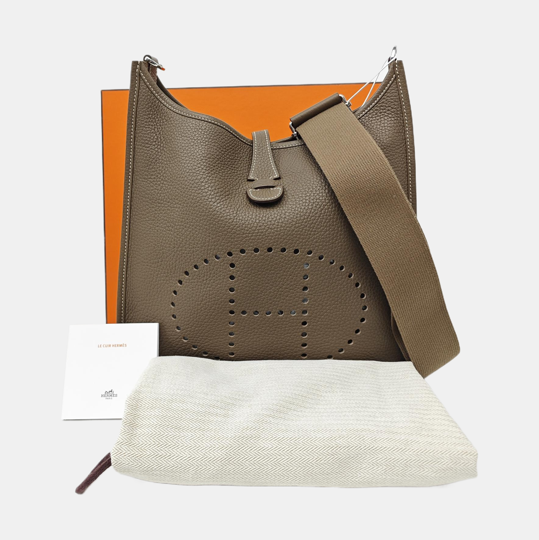 Evelyne 29 Clemence Gray
