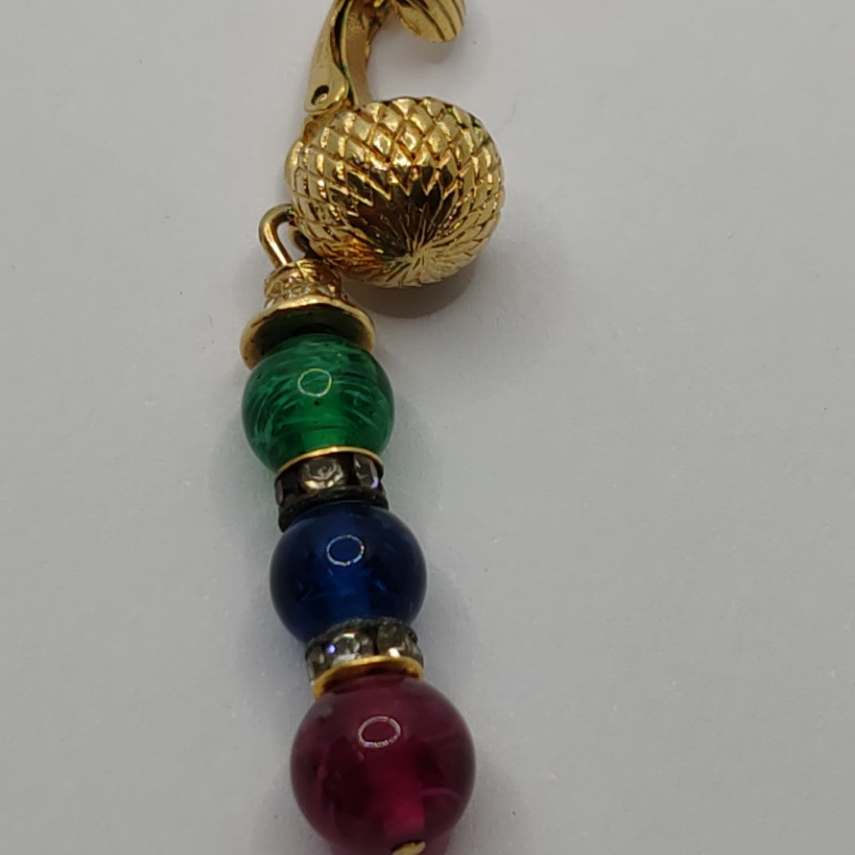 Pendientes dorados de metal con el logo CD en forma de columpio