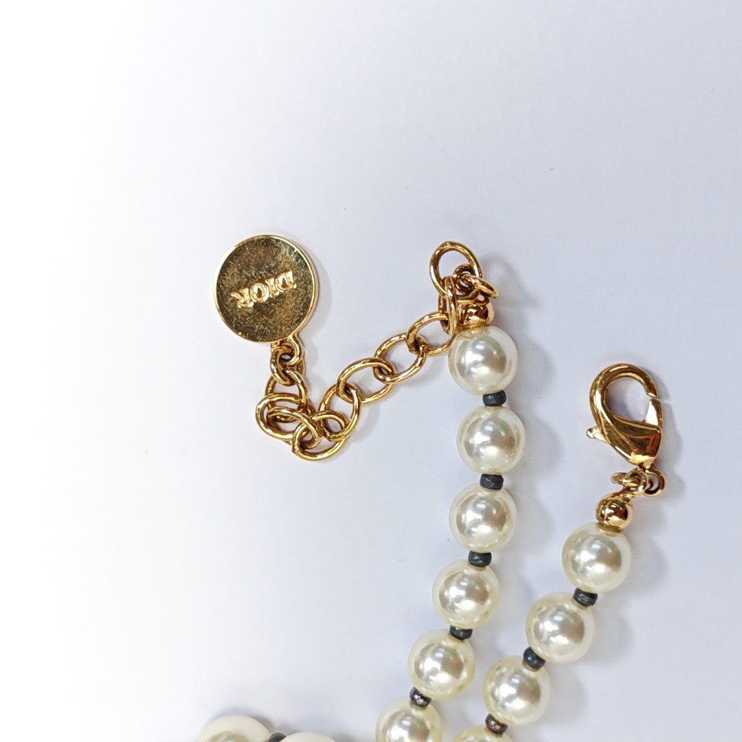 30 Montaigne Metal White Necklace