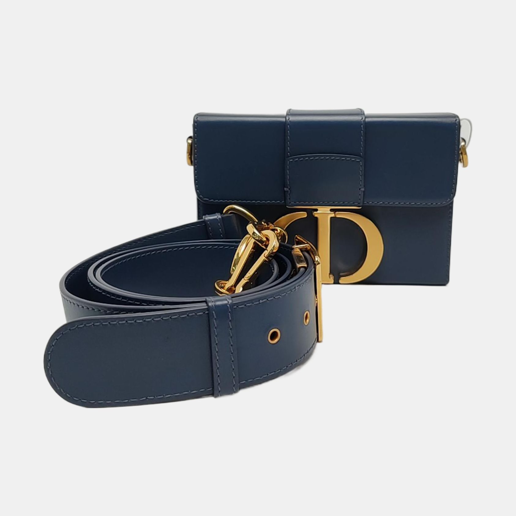 Authenticated pre-owned  30 Montaigne Calfskin Blue - Shoulder Bag at Looply