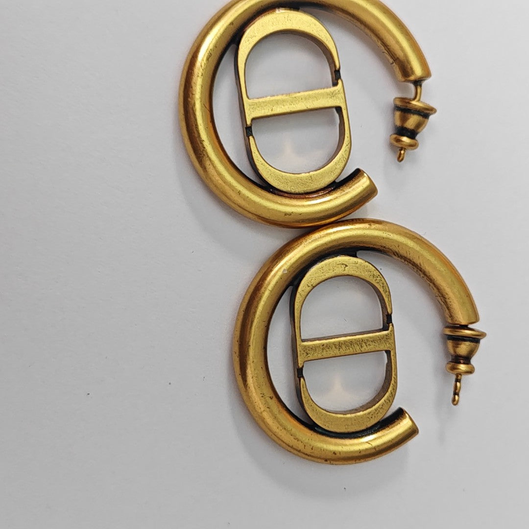 30 Montaigne Metal Gold Stud Earrings