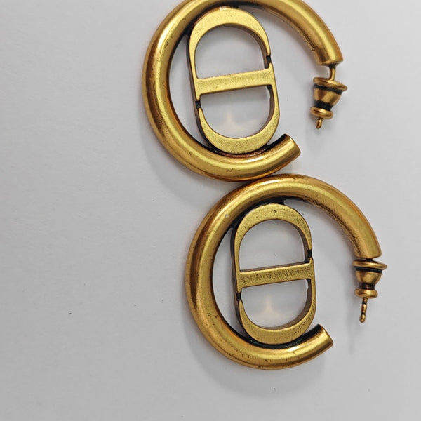 30 Montaigne Metal Gold Stud Earrings