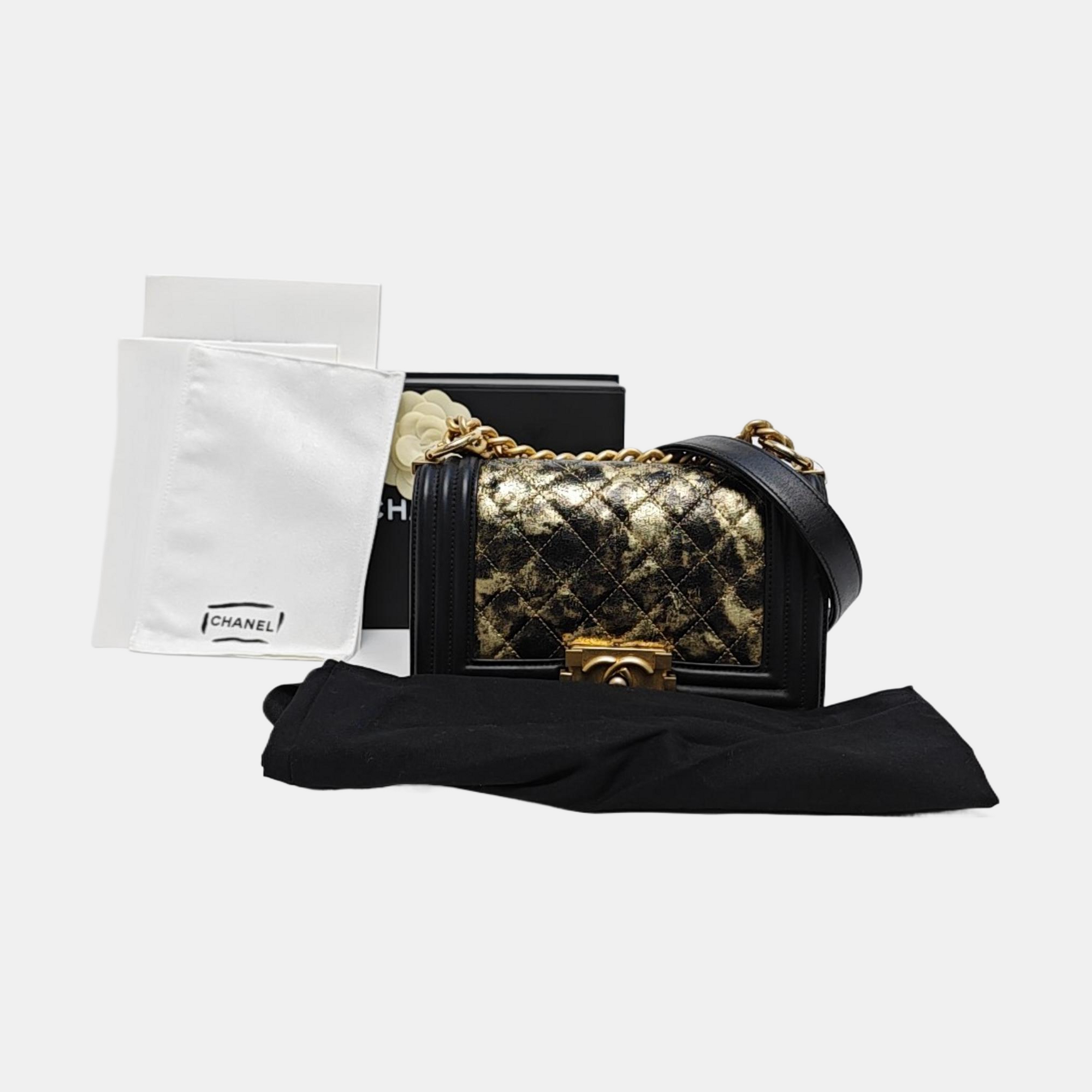 BOY CHANEL Piel de becerro Negro