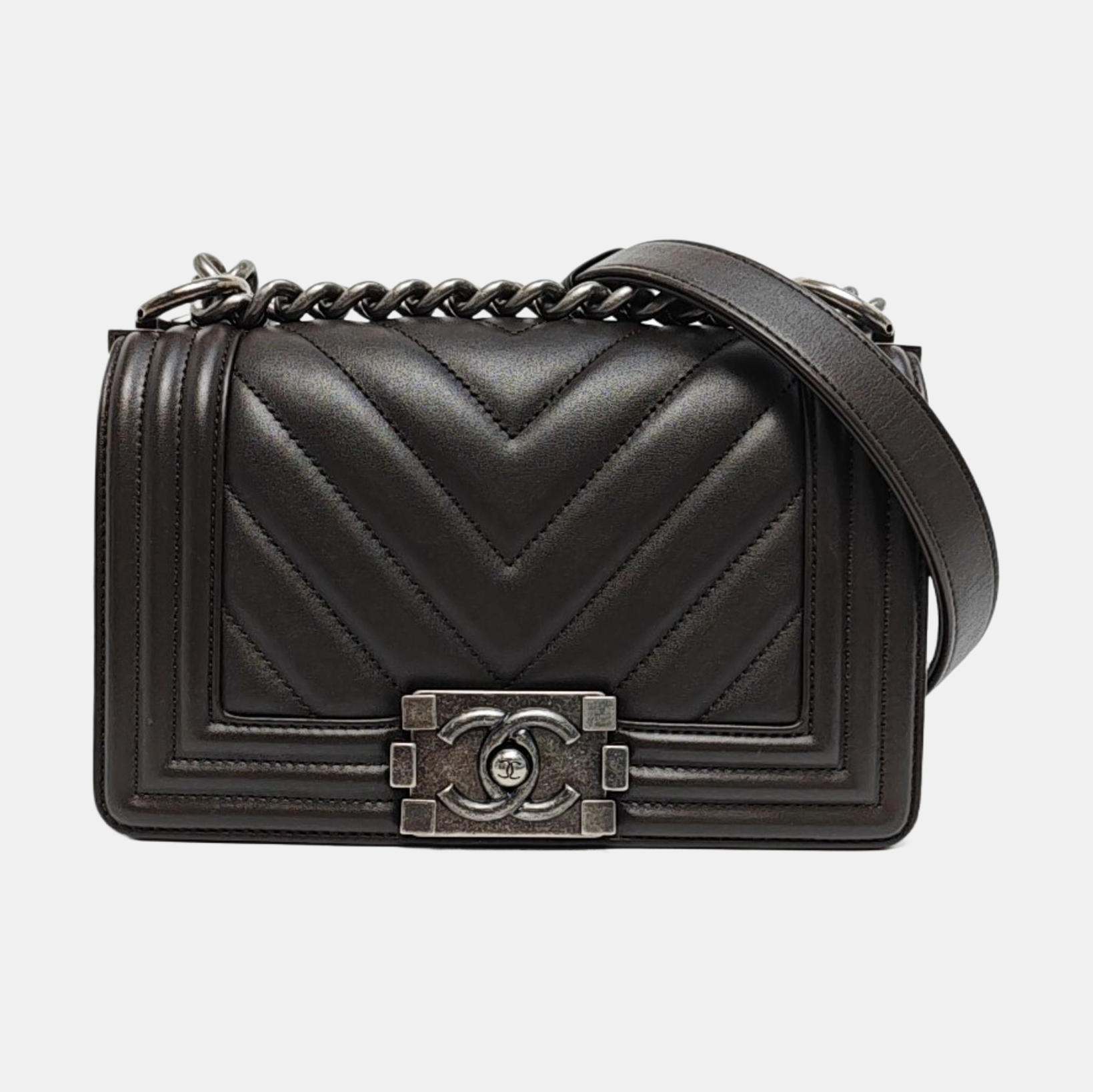 BOY CHANEL Chevron, Piel de becerro acolchada marrón