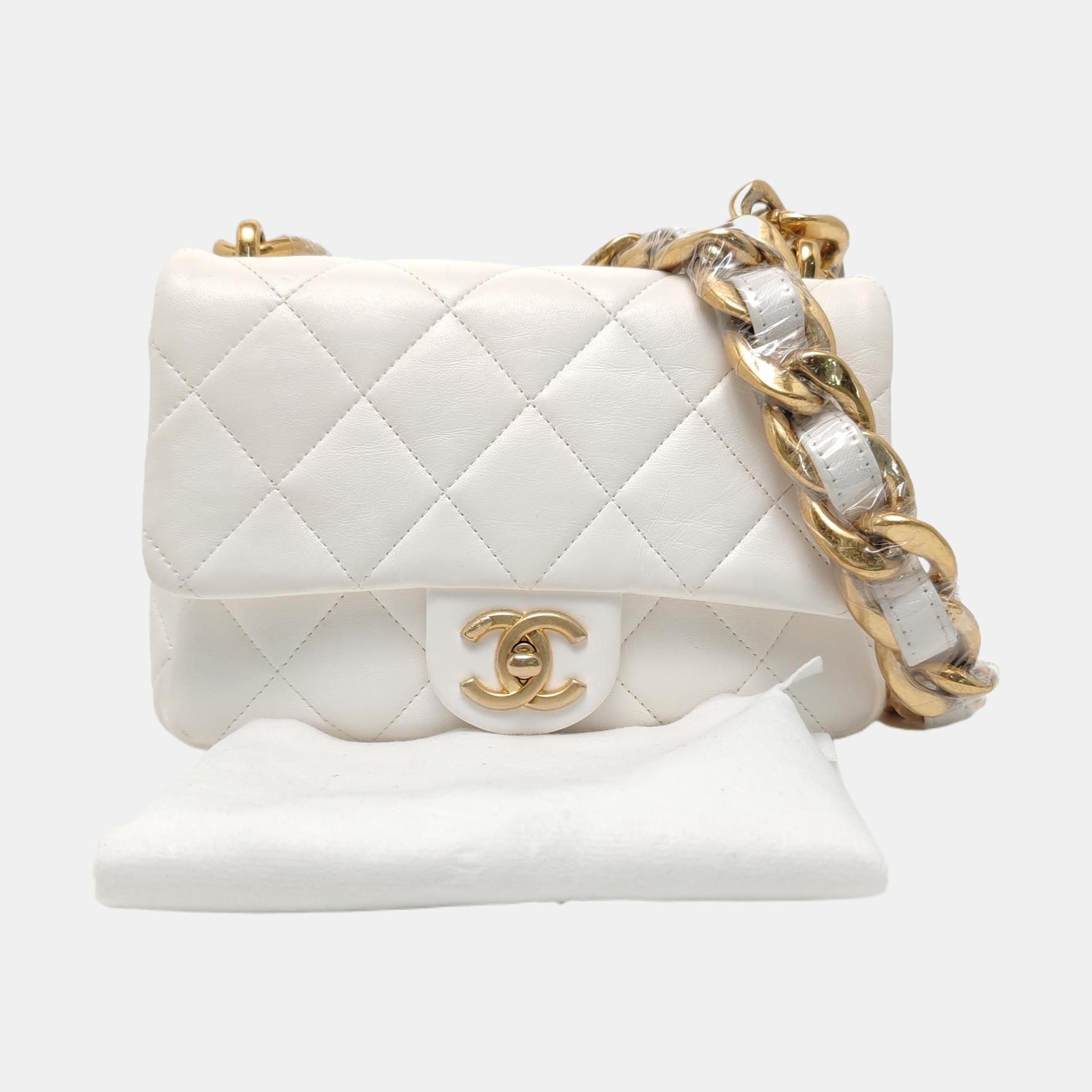Authenticated pre-owned  CLASSIC FLAP Quilted Lambskin White - Shoulder Bag at Looply