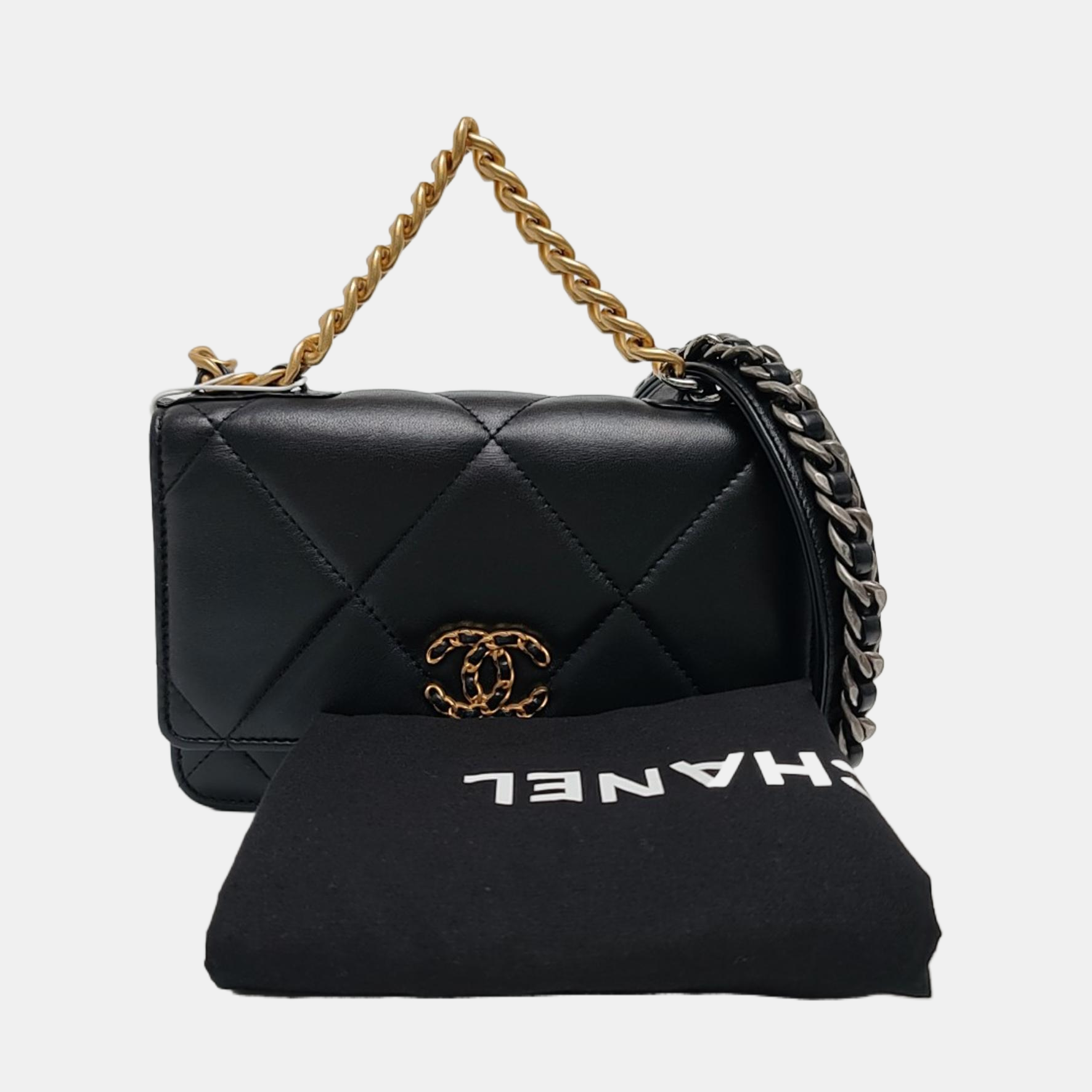 CHANEL 19 WOC Piel de Cordero Acolchada Negra