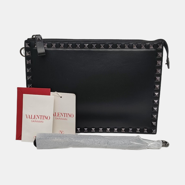 Authenticated pre-owned  Rockstud Calfskin Black - Clutch at Looply