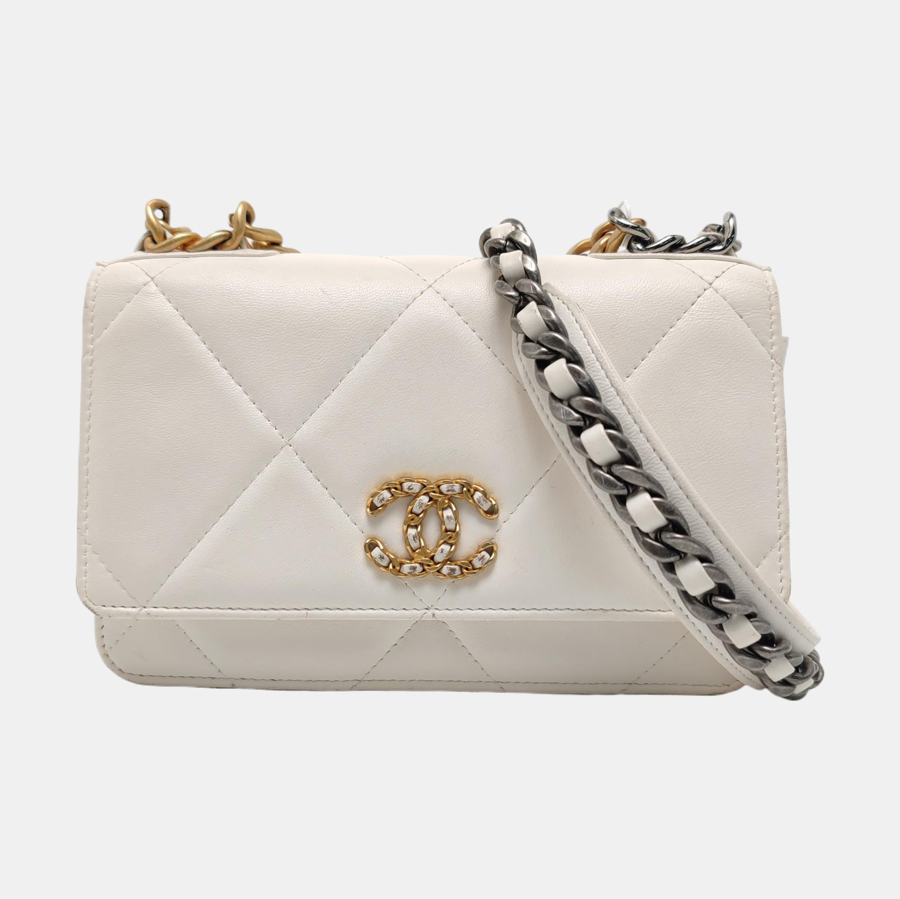 CHANEL 19 Piel de Cordero Acolchada Blanca