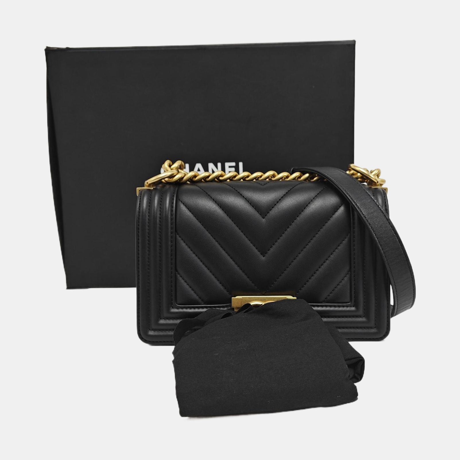 BOY CHANEL Piel de becerro Chevron pequeña negra