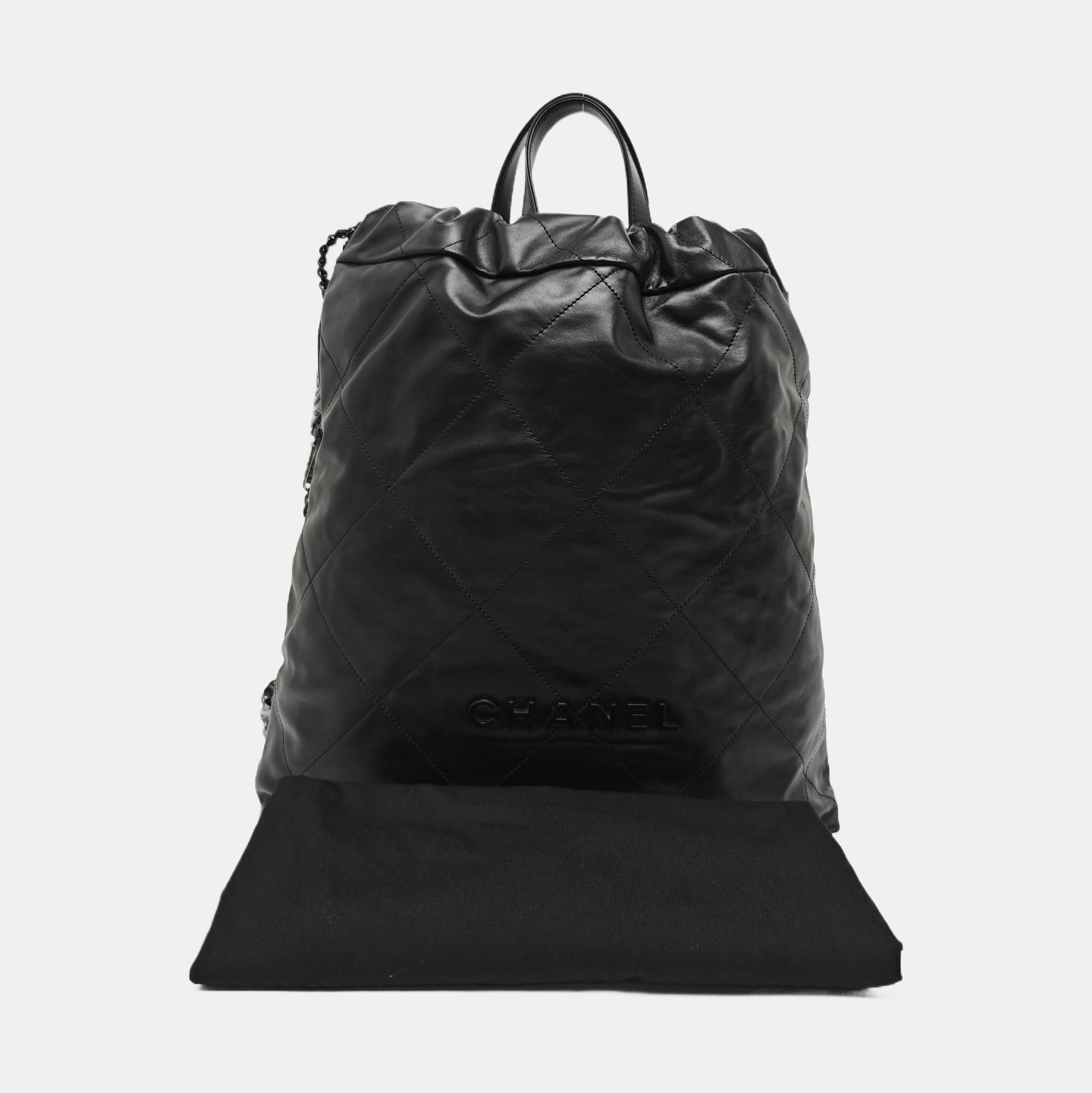 CHANEL 22 Small Quilted Calfskin Black