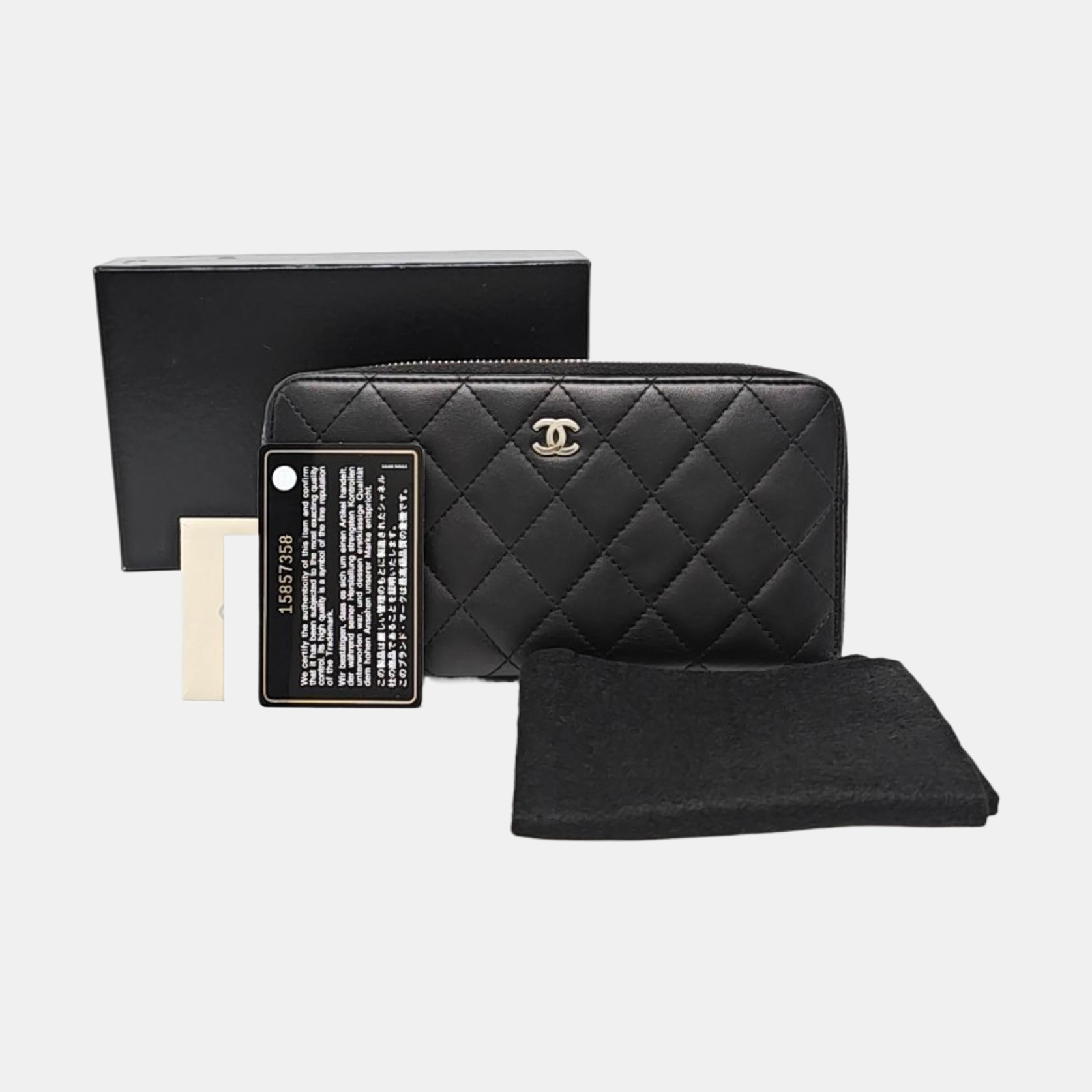 Monedero negro CLASSIC FLAP pequeño de piel de cordero acolchada