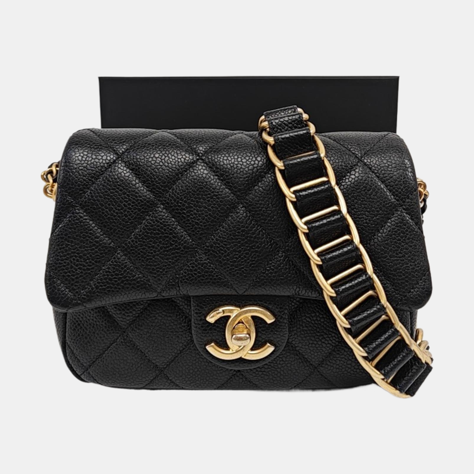 CLASSIC FLAP Piel de becerro graneada acolchada pequeña negra