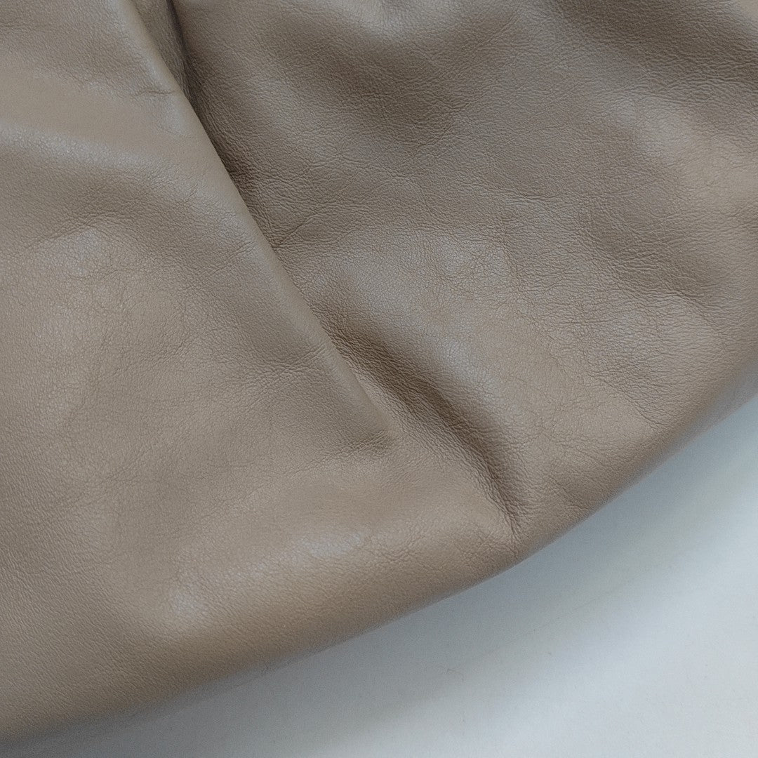 La funda de piel de becerro marrón