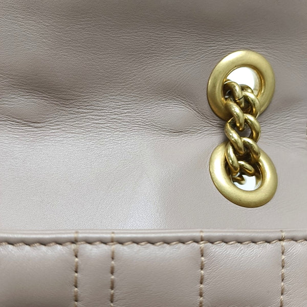 GG Marmont Piel de becerro acolchada pequeña beige