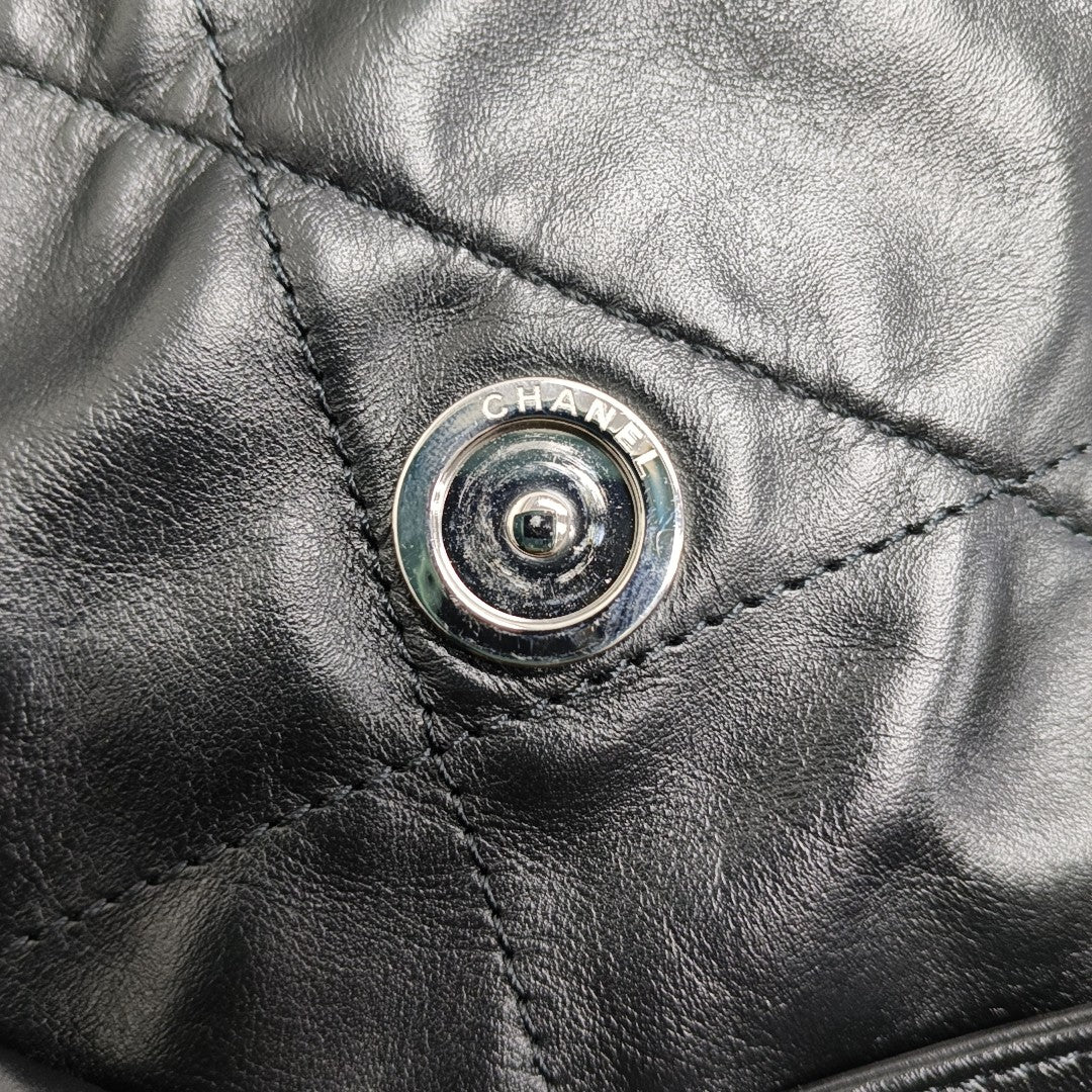 CHANEL 22 Medium Quilted Calfskin Black