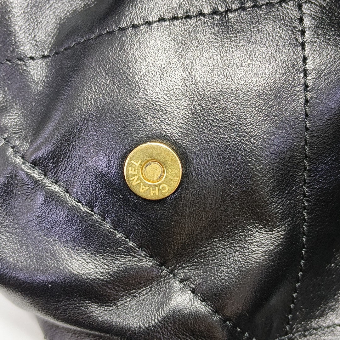 CHANEL 22 Medium Quilted Calfskin Black