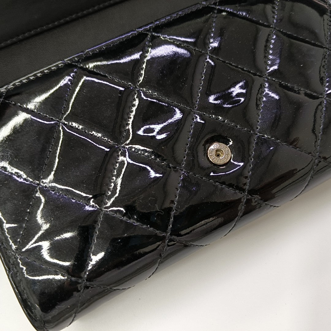 Cartera negra de piel charol acolchada CLASSIC FLAP