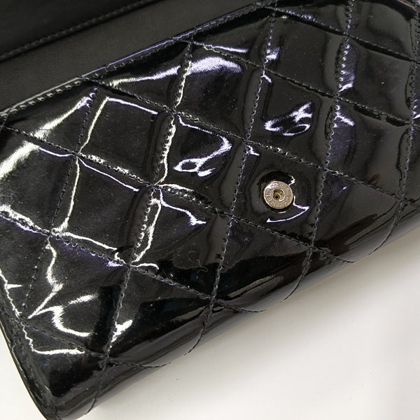 Cartera negra de piel charol acolchada CLASSIC FLAP