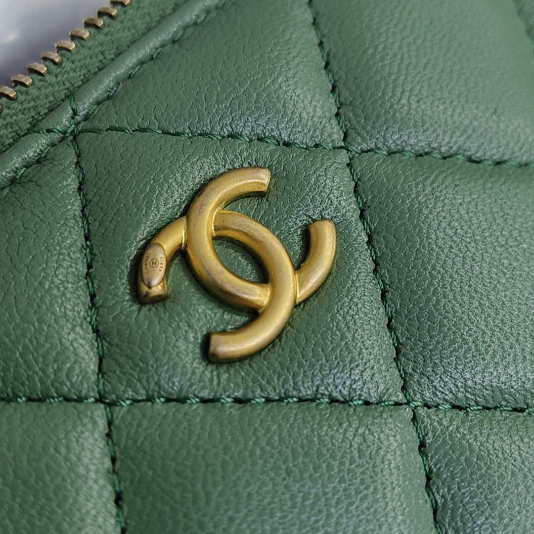 VANITY CASE Small Quilted Lambskin Green