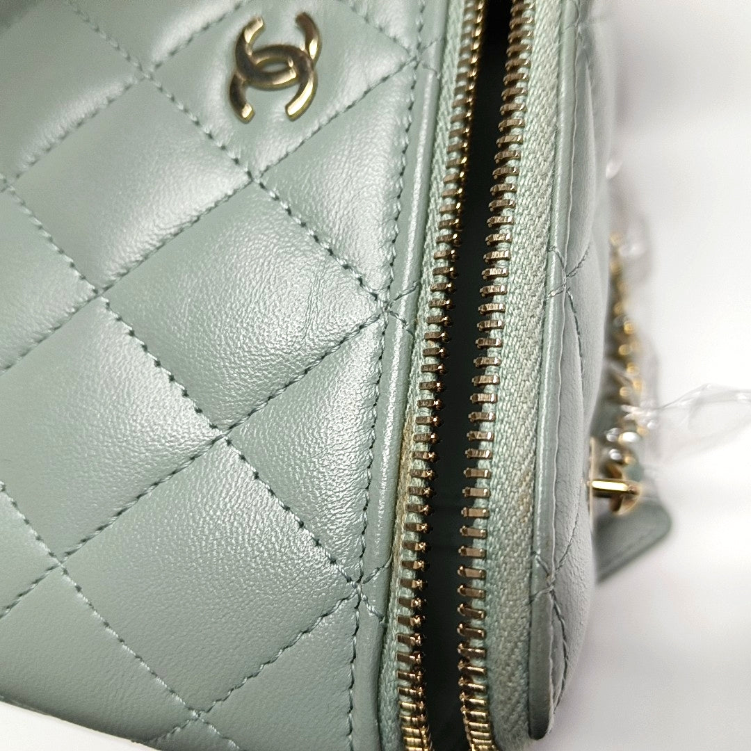 Authenticated pre-owned  VANITY CASE Quilted Lambskin Green - Shoulder Bag at Looply