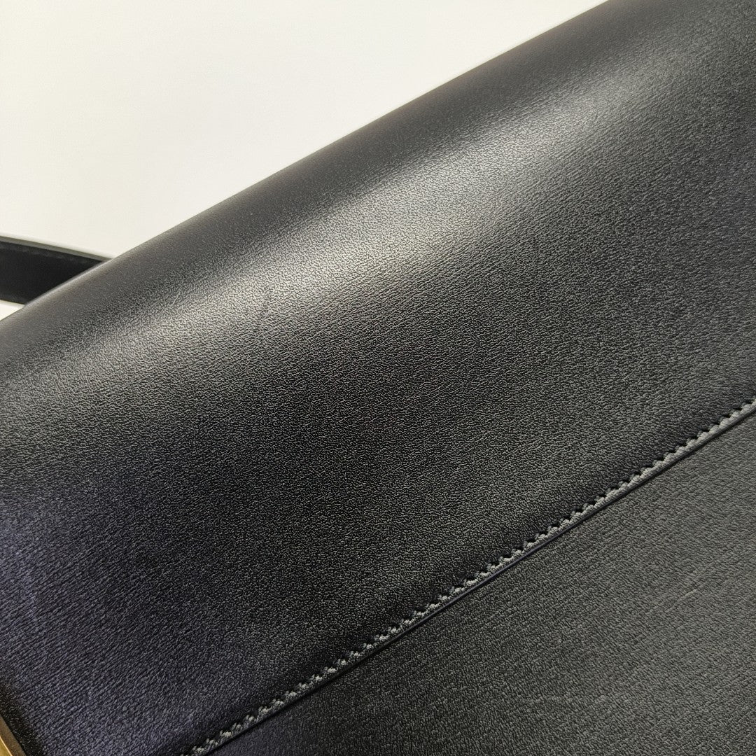 MANHATTAN Medium Calfskin Black