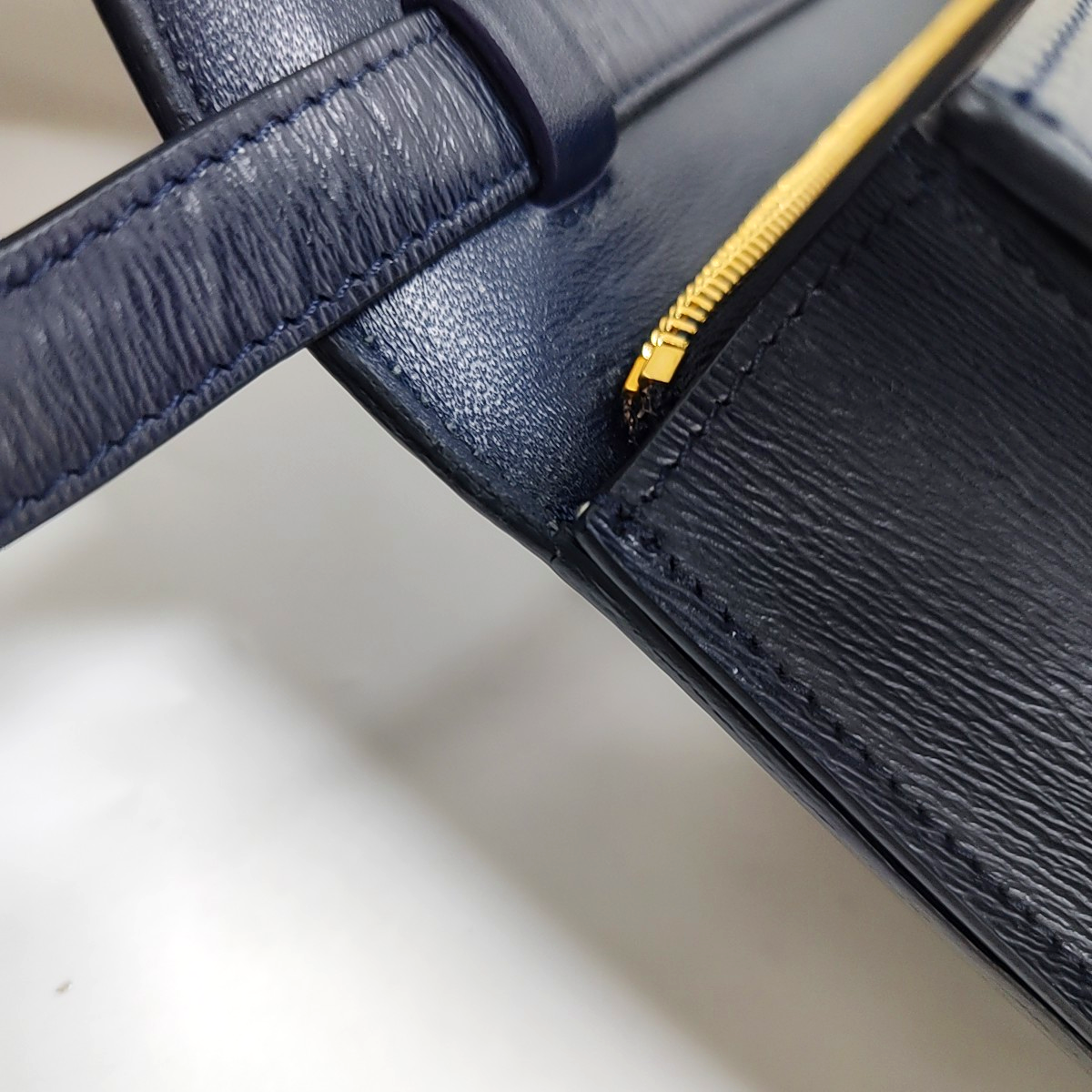 Authenticated pre-owned  CLASSIC BOX Medium Calfskin Blue - Crossbody Bag at Looply
