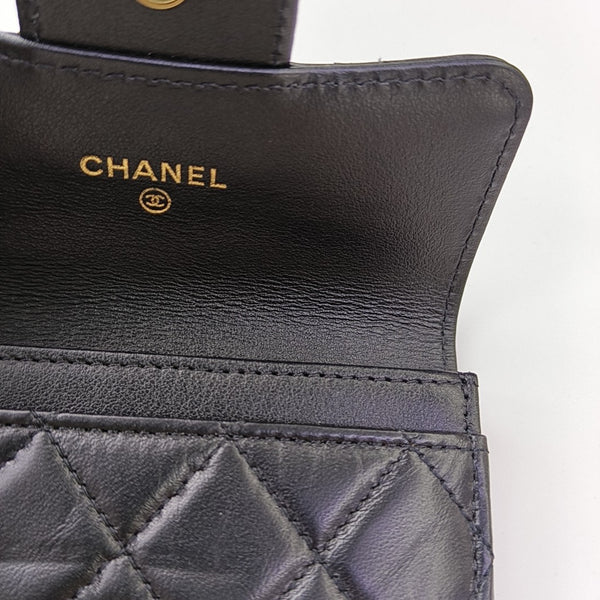 2.55 Cartera negra de piel de becerro acolchada
