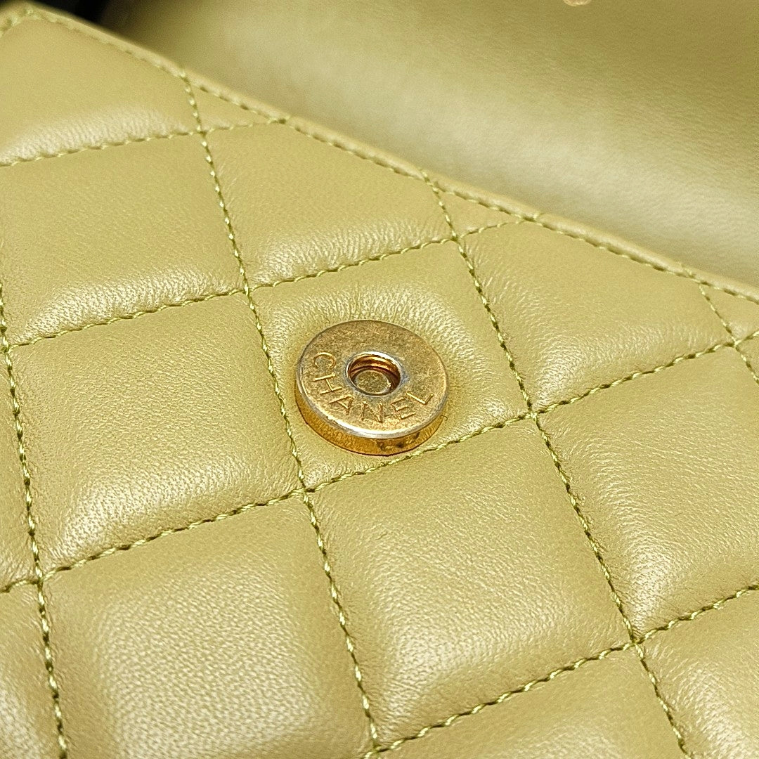 Authenticated pre-owned  CLASSIC FLAP Quilted Lambskin Green - Shoulder Bag at Looply