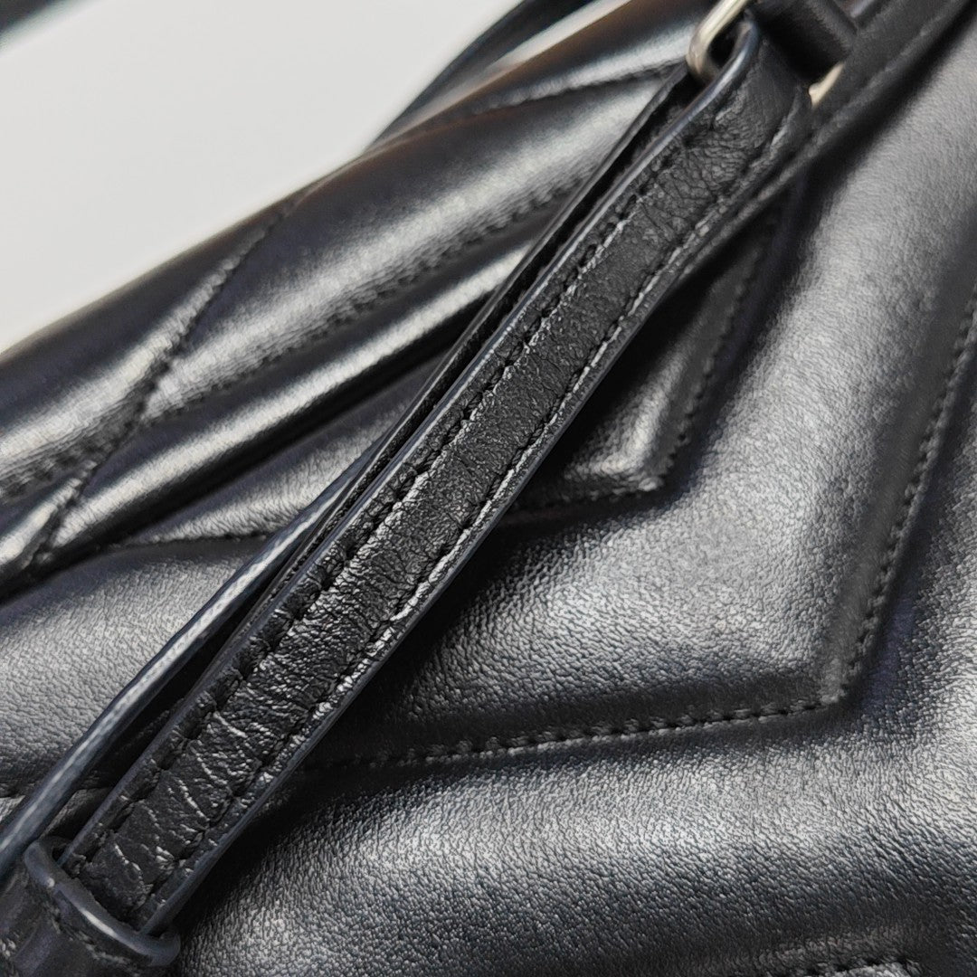 LOULOU Chevron de piel de becerro negra
