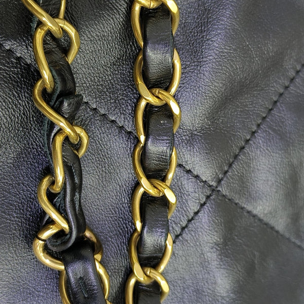 CHANEL 22 Medium Quilted Calfskin Black