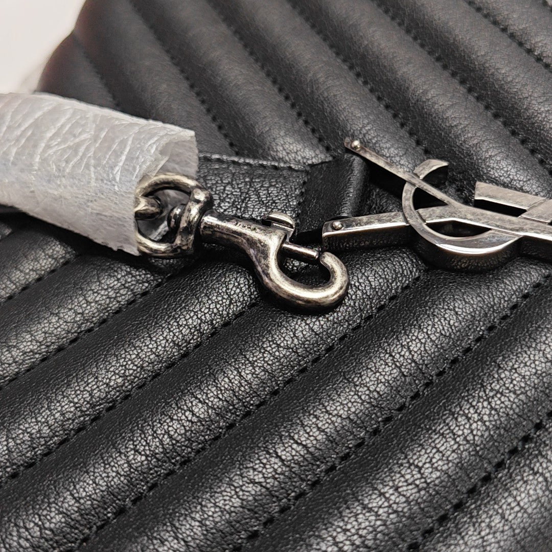 COLLEGE Chevron Lambskin Black