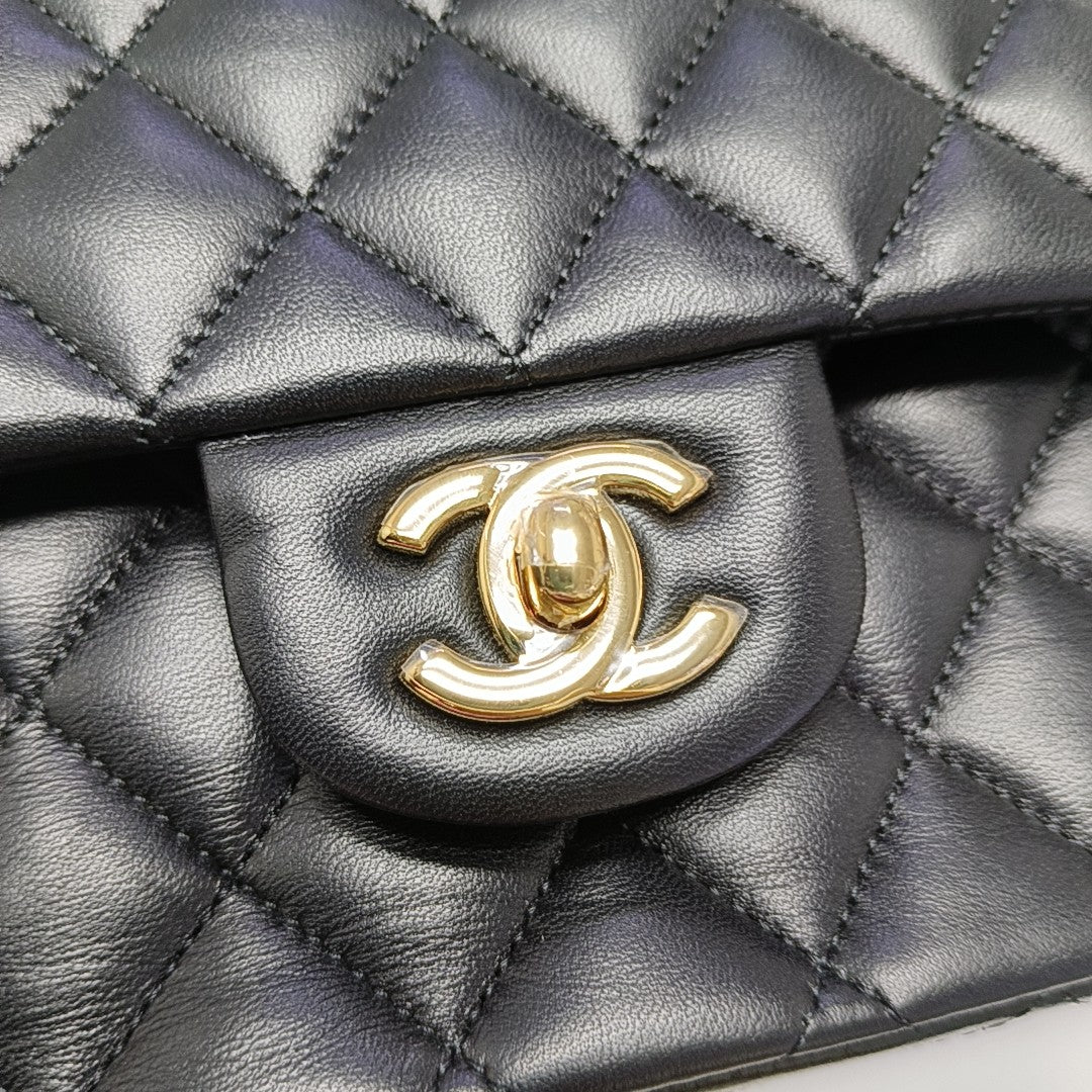 CLASSIC FLAP Medium Quilted Lambskin Black