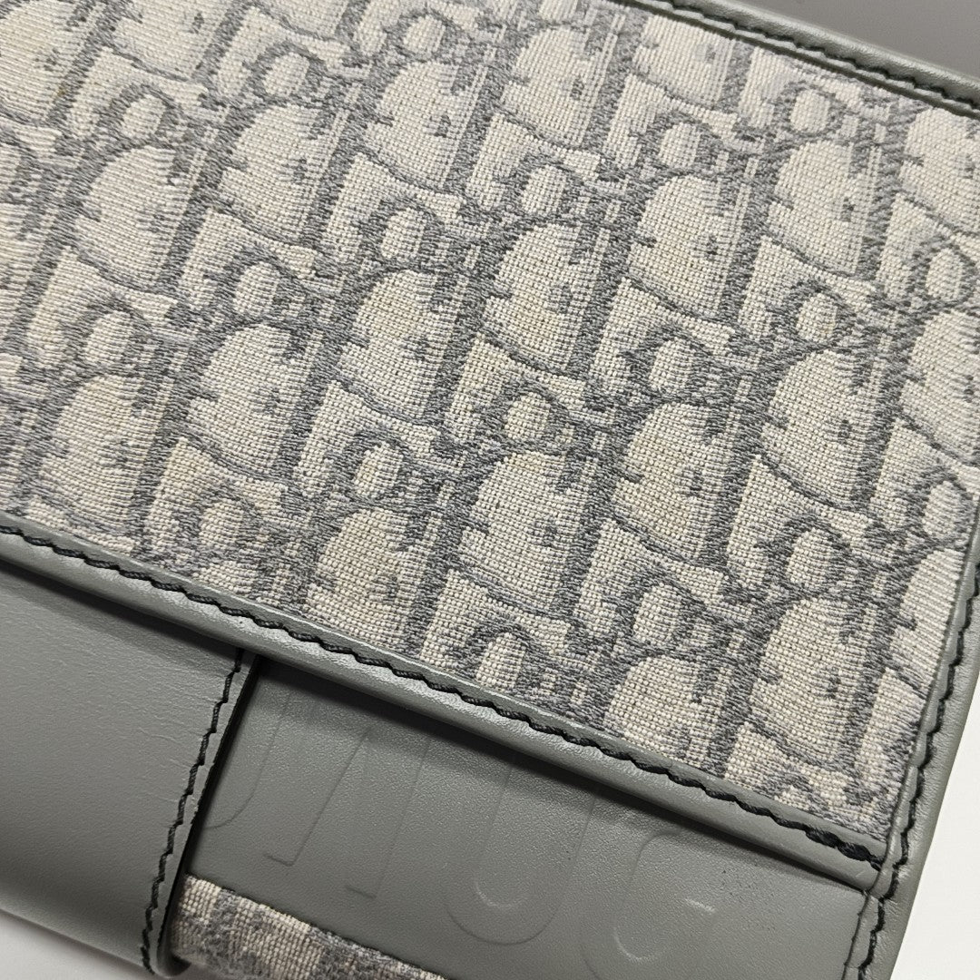 30 Montaigne Oblique Canvas Gray