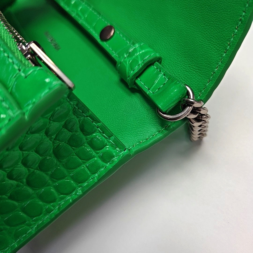 Authenticated pre-owned  Hourglass Calfskin Green - Shoulder Bag at Looply