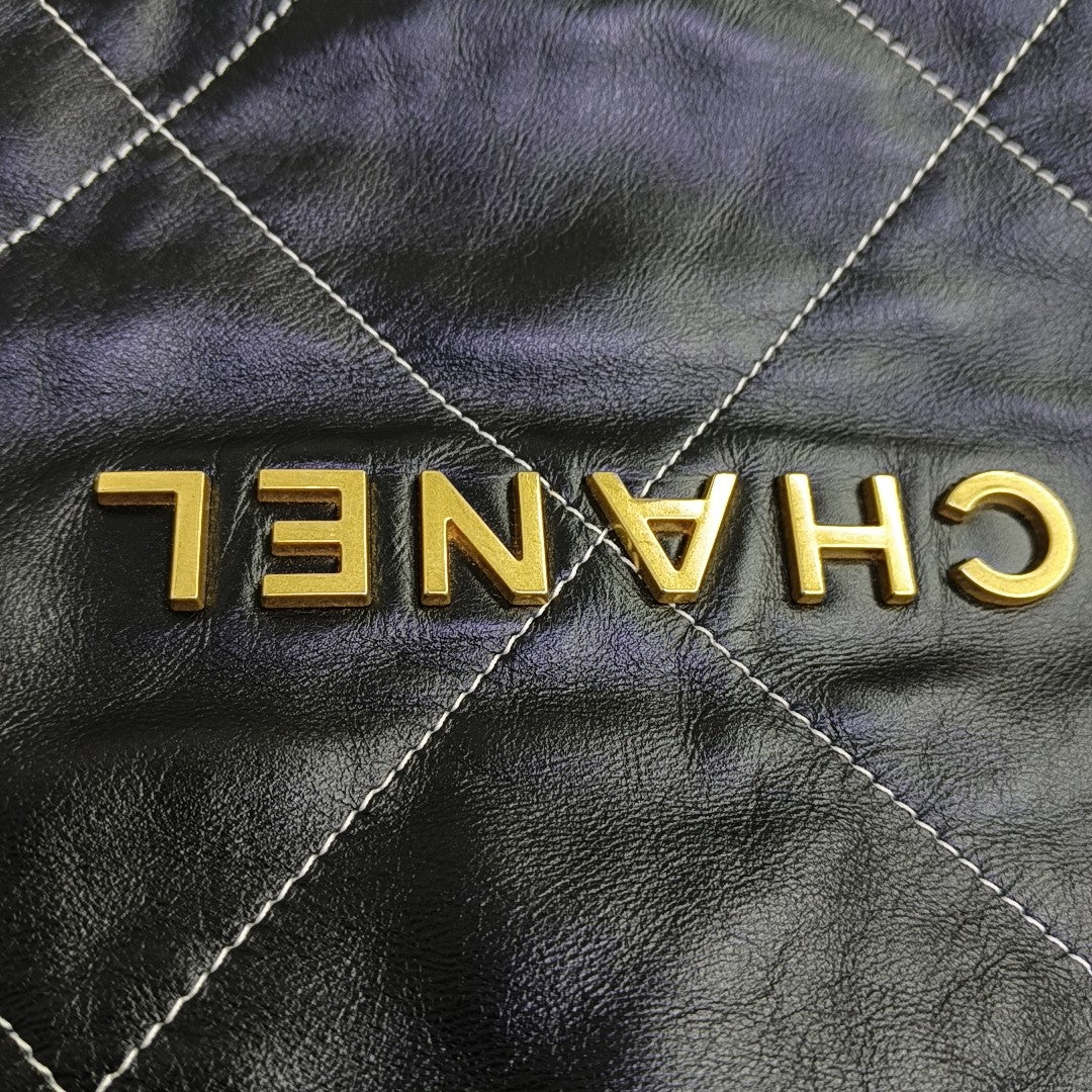 CHANEL 22 Medium Quilted Calfskin Black