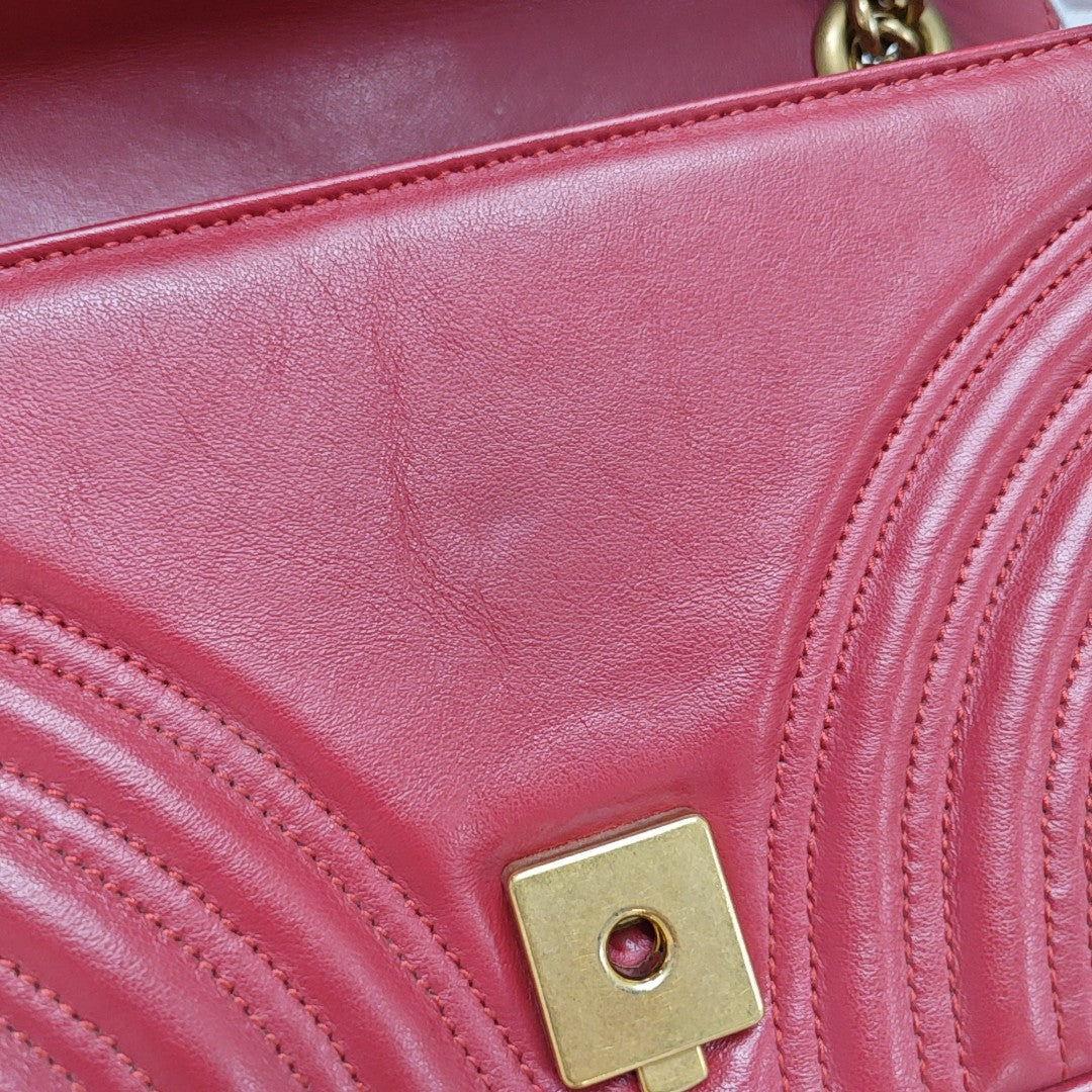 Authenticated pre-owned  GG Marmont Medium Quilted Calfskin Red - Shoulder Bag at Looply